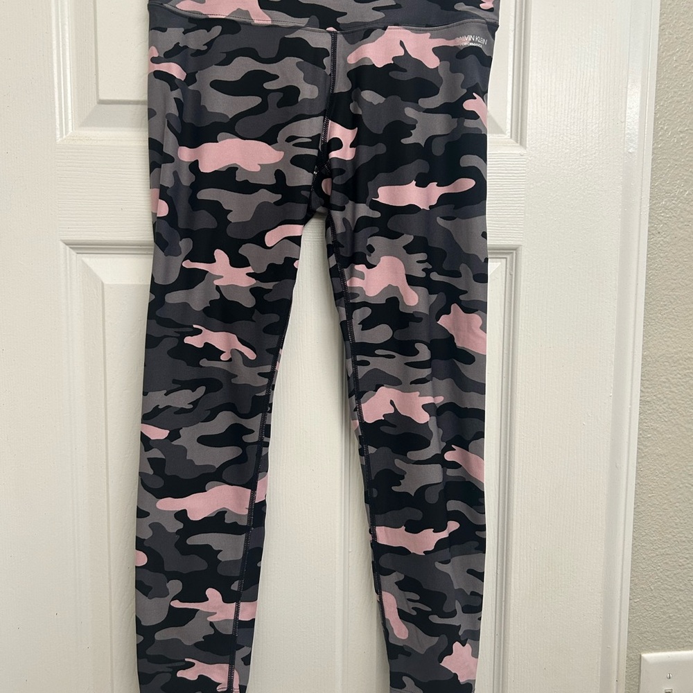 Calvin Klein Camouflage Leggings in Pink and Gray
